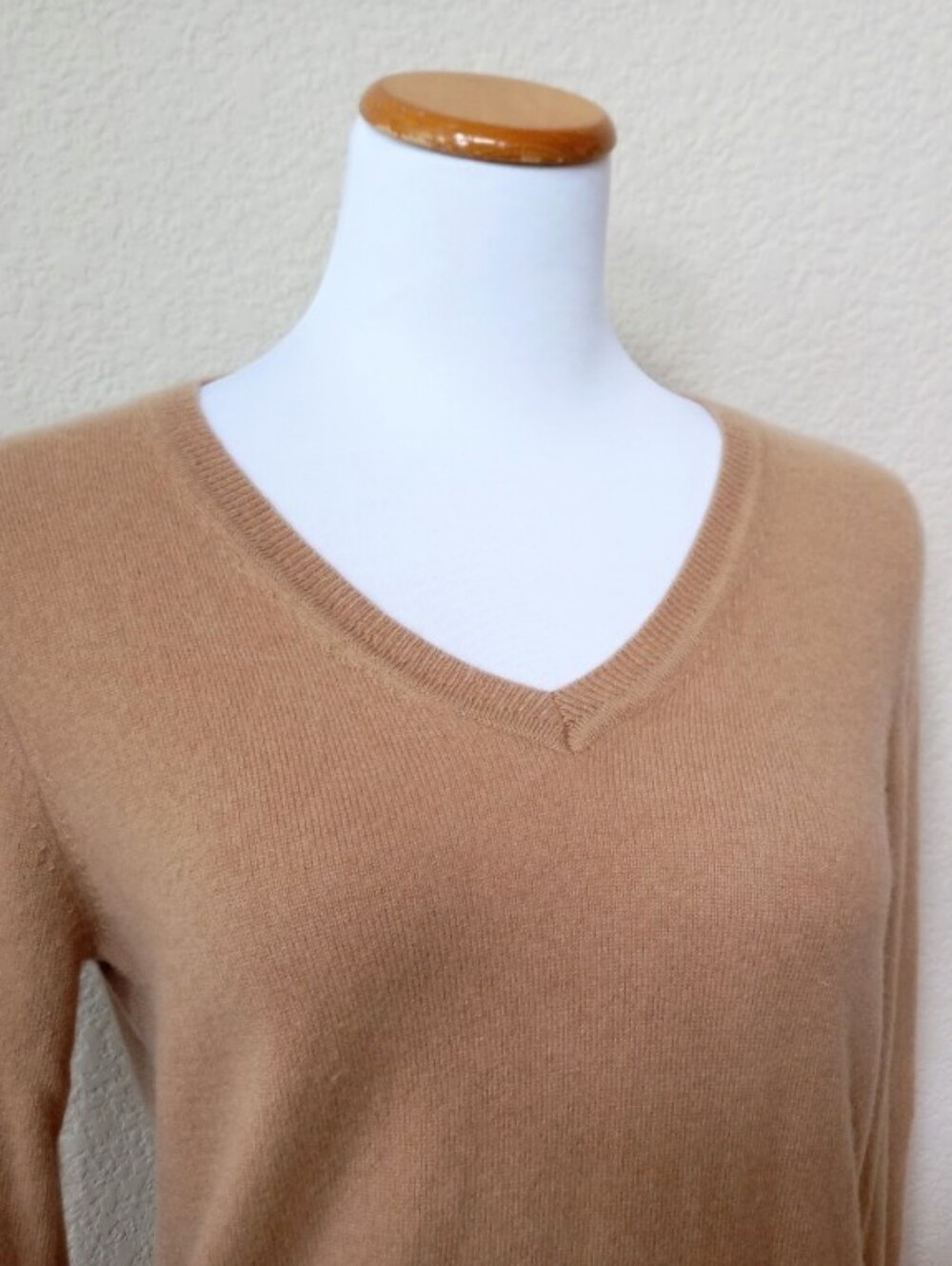 Quince soft camel color 100% cashmere v-neck sweater - Picture 7 of 11